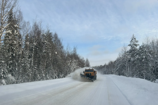 АО «Коми дорожная компания» борется со снегом: дороги и тротуары чистят, знаки обметают, остановки приводят в порядок