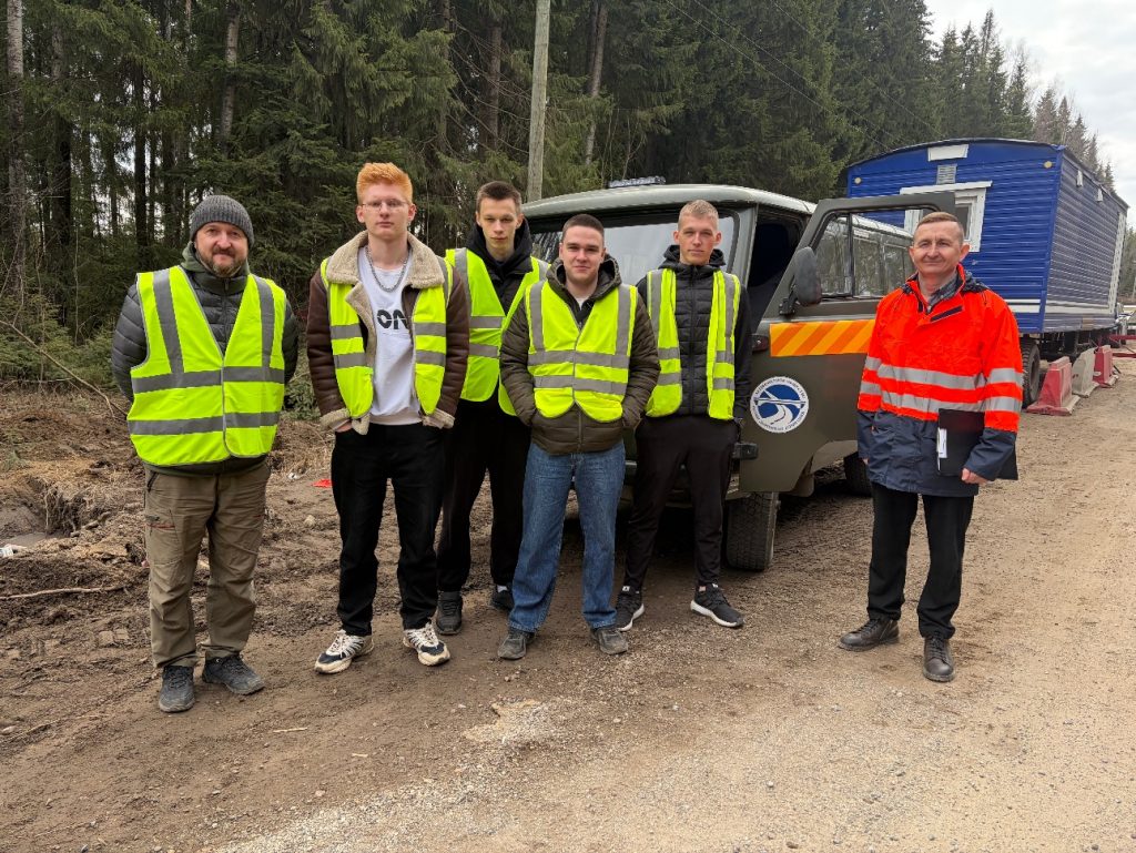 Студенты Сыктывкарского автомеханического техникума на объекте ремонта автодороги общего пользования местного значения «Подъезд к с/т м.Дырнос»